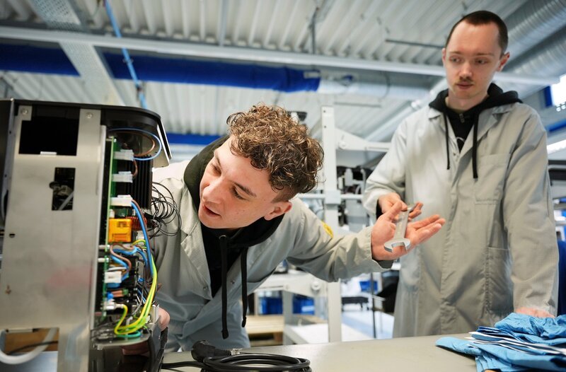 Max Grimm (links) und Robin Kuprat aus Suhl bauen eine ihrer selbstentwickelten Espressomaschine zusammen – Bild: MDR/​Sascha Kiesewetter