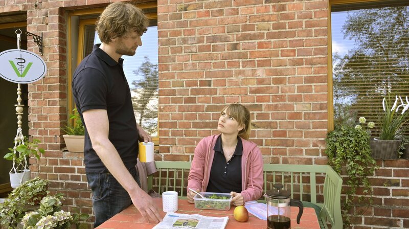 Eric (Ulrich Brandhoff) zeigt Jasmina (Anna Hausburg) den Zeitungsartikel. – Bild: ARD Degeto/​Christiane Pausch