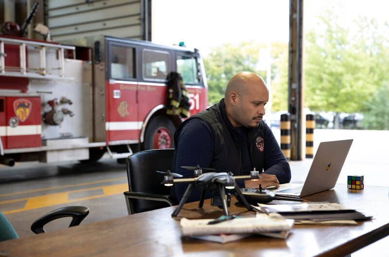 Pictured: Joe Cruz (Joe Minoso) – Bild: NBCUniversal Media, LLC/​NBC/​NBC