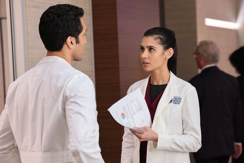 CHICAGO MED -- „I Make a Promise, I Will Never Leave You“ -- Pictured: (l-r) Dominic Rains as Dr. Crockett Marcel, Sophia Ali as Dr. Zola Ahmad – Bild: George Burns Jr/​NBC /​ Universal Television LLC