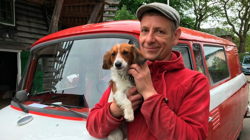 Tischler Christian Schäfer mit Hund Bruno und seinem Firmenwagen ein Wartburg Barkas 1000 aus den 1970er Jahren – Bild: NDR/​JOKER PICTURES