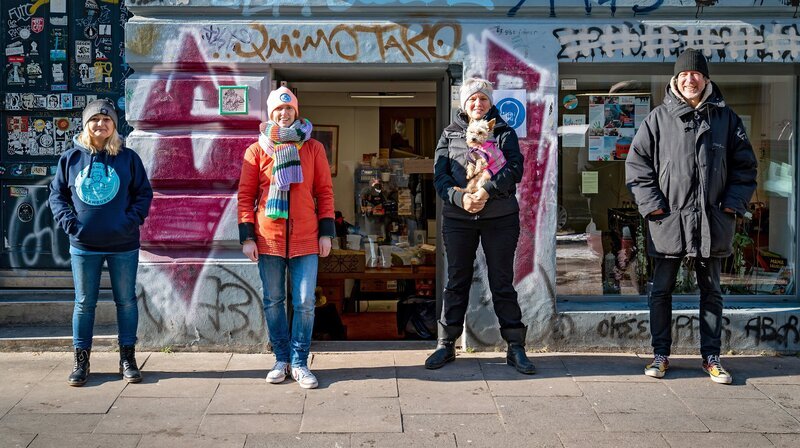 Andrea de Luna und weitere Ehrenamtliche Helfer*innen der Initiative Deintopf. – Bild: NDR/​ADAMfilm