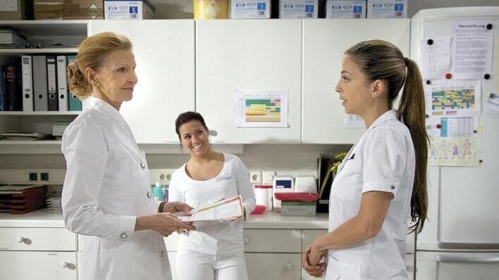 SENDER: ARD – SENDETITEL: In aller Freundschaft Folge 668 – UNTERTITEL:  Mit einem Paukenschlag – CAPTION:  ARD/​MDR IN ALLER FREUNDSCHAFT FOLGE 668, „Mit einem Paukenschlag“, am Dienstag (09.12.14) um 21:00 Uhr im ERSTEN..Wehmut im Schwesternzimmer: Schwester Julia (Sarah Tkotsch, mi.) hat sich bei Oberschwester Ingrid (Jutta Kammann, li.) für ihre Unterstützung bedankt und Schwester Arzu (Arzu Bazman, re.) wird ganz mulmig bei dem Gedanken, als neue Oberschwester in die Fußstapfen von Ingrid Rischke zu treten.Doch Ingrid ist sich sicher, dass aus Julia eine ganz wunderbare Krankenschwester wird und Arzu genau die Richtige Nachfolgerin für sie ist..© MDR/​Saxonia/​Wernicke, honorarfrei – Verwendung gemäß der AGB im engen inhaltlichen, redaktionellen Zusammenhang mit genannter MDR-Sendung bei Nennung „Bild: MDR/​Saxonia/​Wernicke“ (S2). MDR/​HA Kommunikation, 04360 Leipzig, Tel: (0341) 300 6477 oder – 6463 – Bild: MDR/​Saxonia/​Wernicke