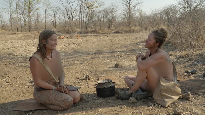 Amber Hargrove and Kelly Roske sit and talk. – Bild: Warner Bros. Discovery, Inc. or its subsidiaries and affiliates