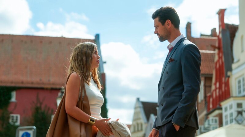 Julius (Jan Stapelfeldt) stellt Lara (Alexandra Fonsatti) zur Rede, nachdem er sie mit Richard im Bett erwischt hat. – Bild: NDR