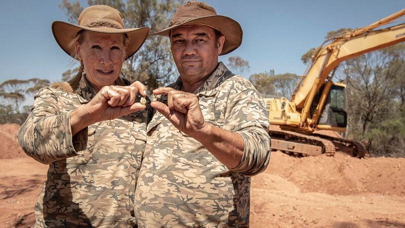 Chris Clark and Greg Clark holding nugget – Bild: Amanda Miller Photography