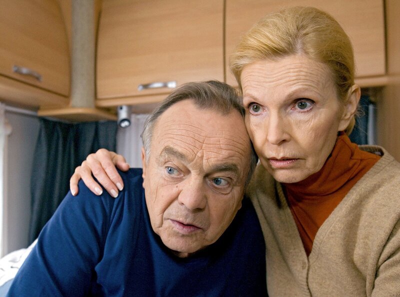 Ingrid (Jutta Kammann) hat Professor Simoni (Dieter Bellmann) zu einem Campingausflug überredet. Nach einem wirklich schönen ersten Tag in einer einsamen Idylle, klopft es an ihrem Wohnmobil. – Bild: MDR/​Krajewski