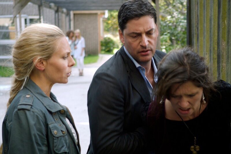 Maria Wern (Eva Röse, links) und ihr Kollege Patrik Hedlund (Reuben Sallmander) verhaften die verdächtige Anneli Berggren (Lena Carlsson). – Bild: NDR/​ARD Degeto/​Eyeworks Film Gemini/​Calle Persson