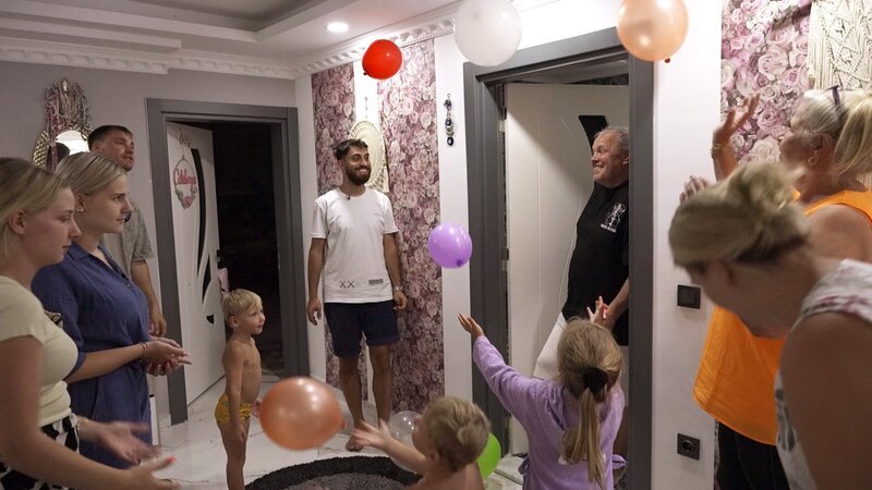 Harald wird 65 Jahre alt und das muss gefeiert werden. – Bild: RTLZWEI