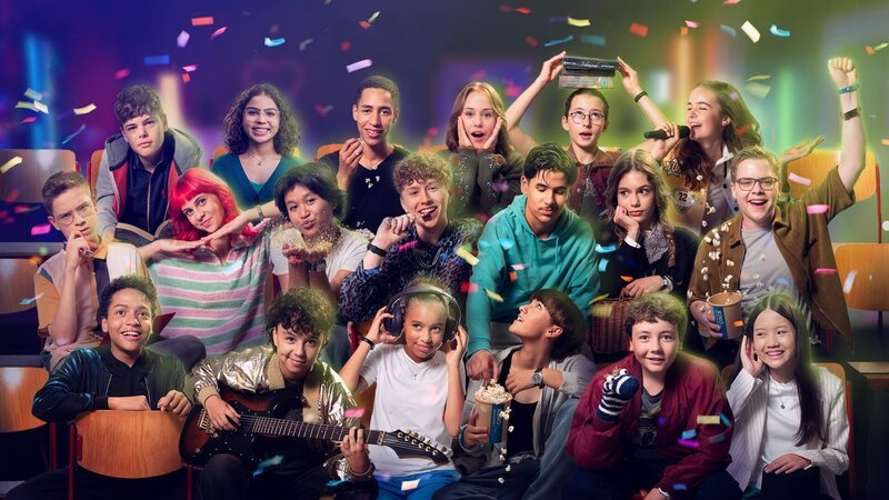 Der Cast der 29. Staffel von Schloss Einstein: Hintere Reihe von links: Hugo Lehmann, Maxi Zielenski, Malik Behringer, Chiara Dorn, Frida Ellerswik, Aurelia Faber, Dilara Willliams; mittlere Reihe: Joshua Hockenbrink, Elly Hockenbrink, Massuda Phanit, Luis Tielmann, Sami Haddad, Suki Ludwig, Marlon Beck und vordere Reihe: Karl Walter, Thamina Ziaar, Ruby Miller, Luna Fernandez, Milo Liebknecht, An Thi Walter – Bild: MDR/​Thomas Dietze