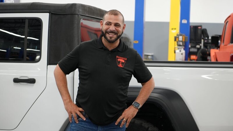 Joe talking to mechanics about the Amphibious truck build, as seen on Truck Dynasty. – Bild: Warner Bros. Discovery, Inc. or its subsidiaries and affiliates