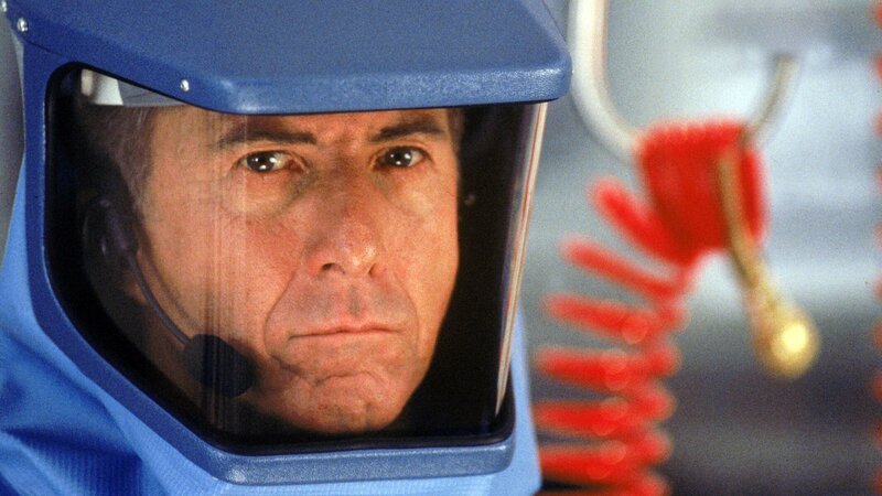 Militärarzt Sam Daniels (Dustin Hoffman) ist hilflos: Der heimtückische Virus Motaba löscht innerhalb kürzester Zeit ein ganzes Dorf im afrikanischen Regenwald aus.. – Bild: Warner Bros., Punch Productions / RTLZWEI Militärarzt Sam Daniels (Dustin Hoffman) ist hilflos: Der heimtückische Virus Motaba löscht innerhalb kürzester Zeit ein ganzes Dorf im afrikanischen Regenwald aus.. – Bild: Warner Bros., Punch Productions / RTLZWEI