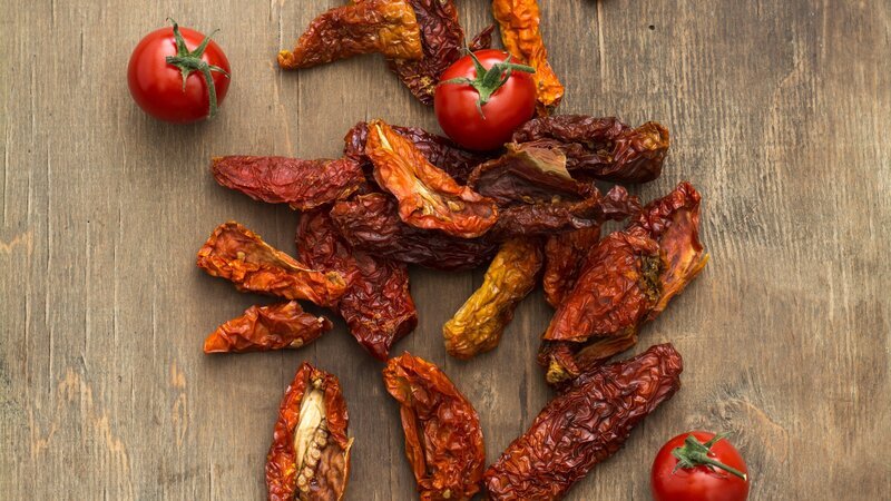 bright red sun-dried tomatoes. – Bild: Discovery/​Westend61