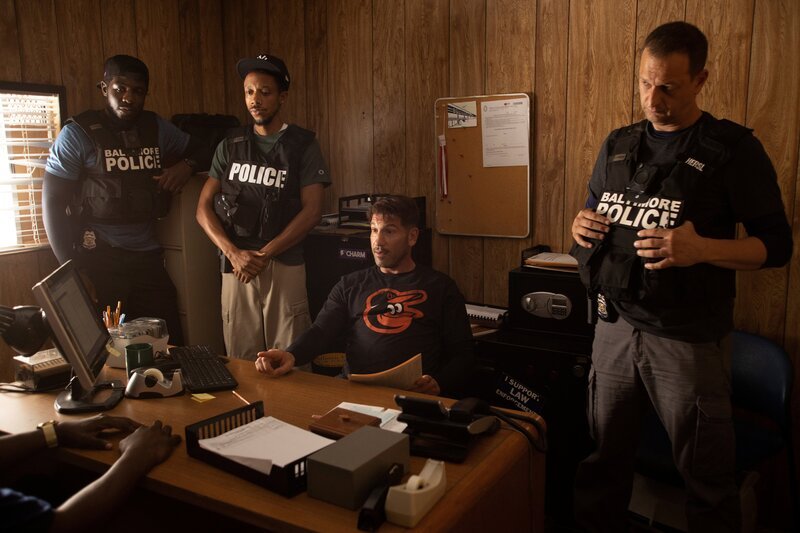 Wayne Jenkins (Jon Bernthal, 2.v.r.) – Bild: Warner /​ Die Verwendung ist nur bei redaktioneller Berichterstattung im Rahmen einer Programmankündigung ab 2 Monate vor der ersten Auss /​ © Home Box Office, Inc. All rights reserved. HBO® and all related programs are the property of  …