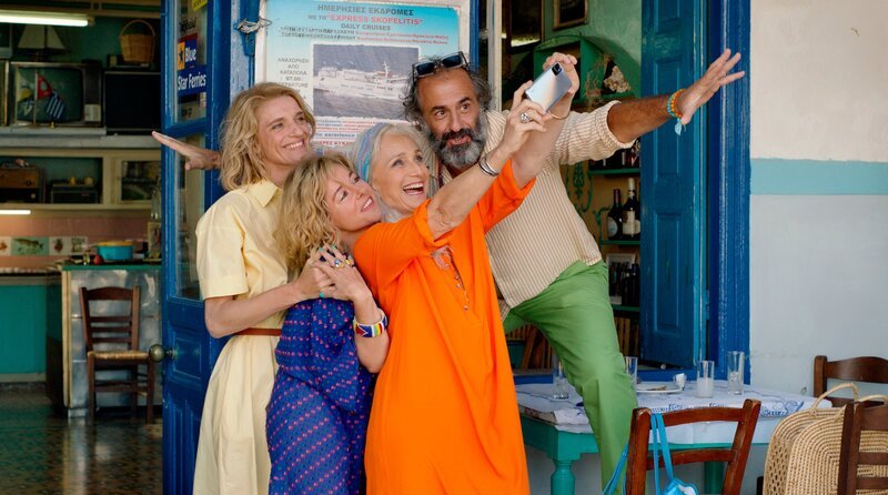 v.l.n.r. Blandine Bouvier (Olivia Côte), Magalie Graulières (Laure Calamy), Bijou (Kristin Scott Thomas) und Dimitris (Panos Koronis) – Bild: WDR/​Indie Sales