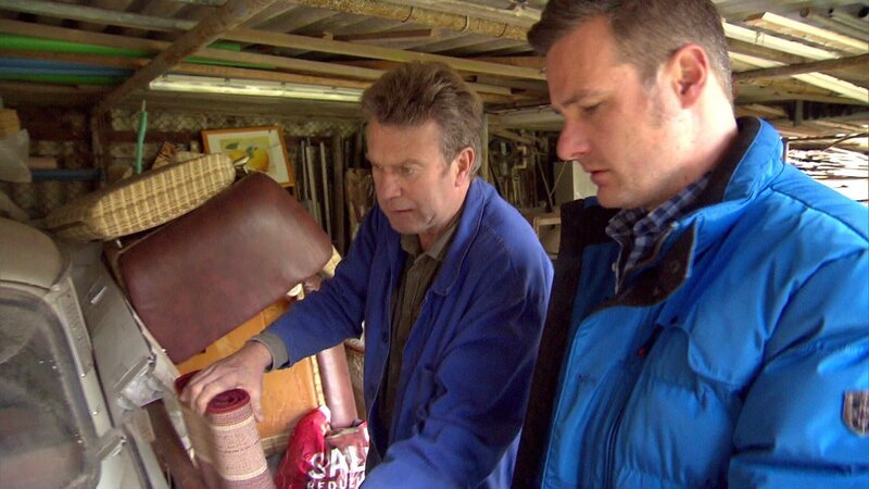 Andi Bierschock (re.) hilft Karstens Grundstück aufzuräumen. – Bild: RTLZWEI