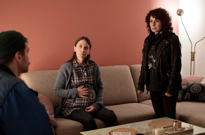 Harry Möller (Maria Ketikidou, r.) und Nils Sanchez (Enrique Fiß, l.) versuchen von Catrin Lorbeer (Dorothee Sturz, M.) etwas über den Verbleib, des besten Freundes ihres Bruders, in Erfahrung zu bringen. – Bild: ARD/​Cornelia Klein