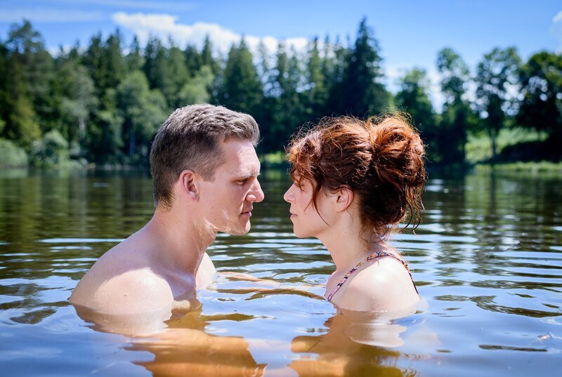 Marlon (Frederik Bott, l.) und Fanny (Johanna Graen, r.) kommen sich näher. – Bild: ARD/​WDR/​Christof Arnold