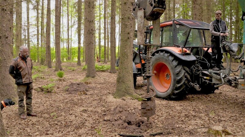 Förster Bent Knoll auf der vergeblichen Suche nach Wasser im Boden. – Bild: NDR/​Clip Film- und Fernsehproduktion