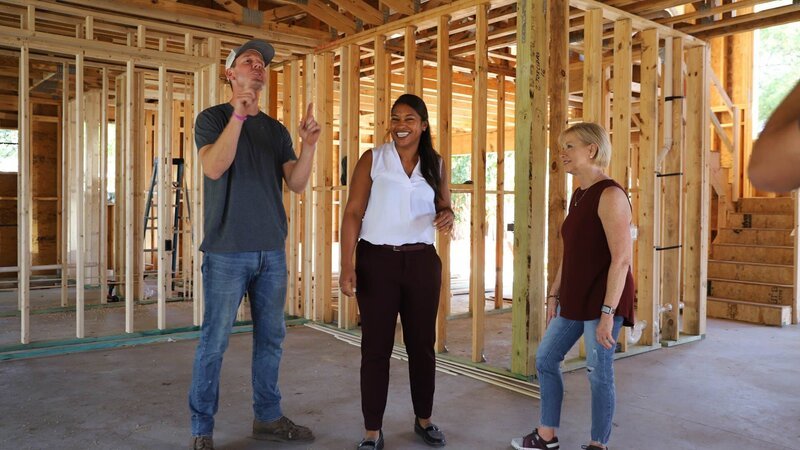 Brian and Mika Kleinschmidt meeting with homeowner Alison and her daughter Devon to talk about plans for the dream home. – Bild: Warner Bros. Discovery, Inc.