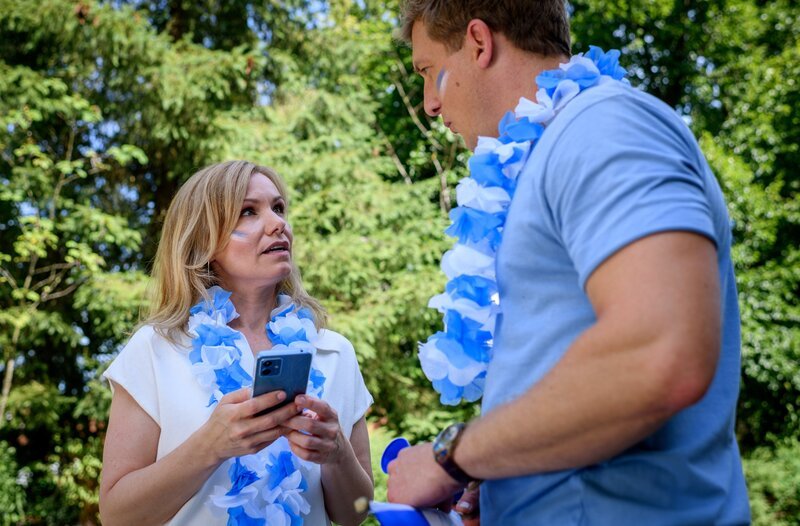 Katja (Isabell Stern, l.) und Vincent (Martin Walde, r.) sehen sich verdutzt an, als sie von Massimos PR-Coup erfahren. – Bild: ARD/​WDR/​Christof Arnold