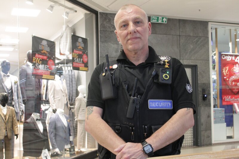Mark is on the lookout for suspects at West Orchards Shopping Centre, Coventry – Bild: Crackit Productions