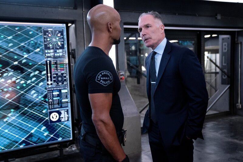 L-R: Daniel „Hondo“ Harrelson (Shemar Moore), Commander Robert ‚Bob‘ Hicks (Patrick St. Esprit) – Bild: Sonja Flemming /​ Sony /​ CBS Broadcasting Inc.