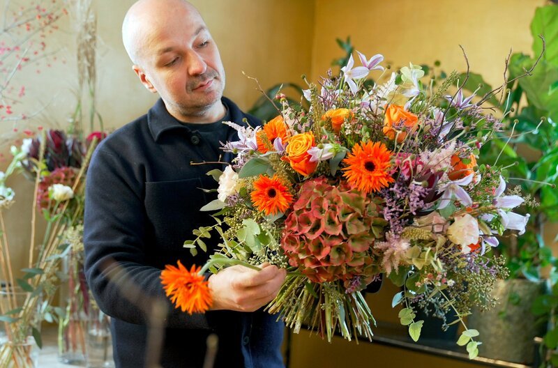 Josef Dirr ist Landesmeister der Floristen Baden-Württemberg. Er schafft florale Meisterwerke. – Bild: SWR/​Thomas Weber