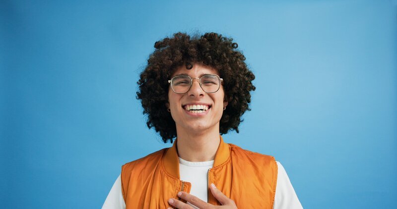 Lachen hilft und macht glücklich! – Bild: Yuri Arcurs, Colourbox.de People