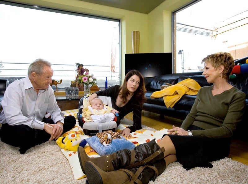 Elena (Cheryl Shepard, Mitte) bekommt überraschend Besuch von ihrem Vater Raimund Eichhorn (Günter Clemens). Doch als sie das Gefühl hat, dass er und Barbara Grigoleit (Uta Schorn) miteinander flirten, reagiert sie gereizt. – Bild: MDR/​MDR/​Krajewski