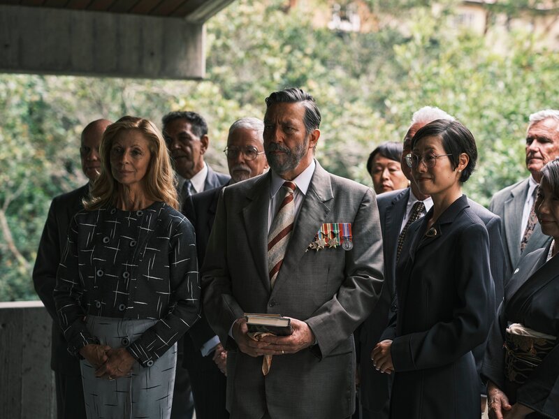 Vorne L-R: Ella Evans 1980s(Heather Mitchell), Dorrigo Evans 1980s (Ciarán Hinds) – Bild: Curio /​ Ingvar Kenne /​ Sony Pictures Television