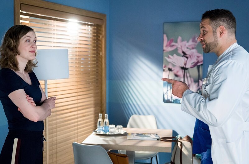 Elly Winter (Juliane Fisch, l.) stellt Matteo (Mike Adler, r.) zur Rede. – Bild: ARD/​Jens Ulrich Koch