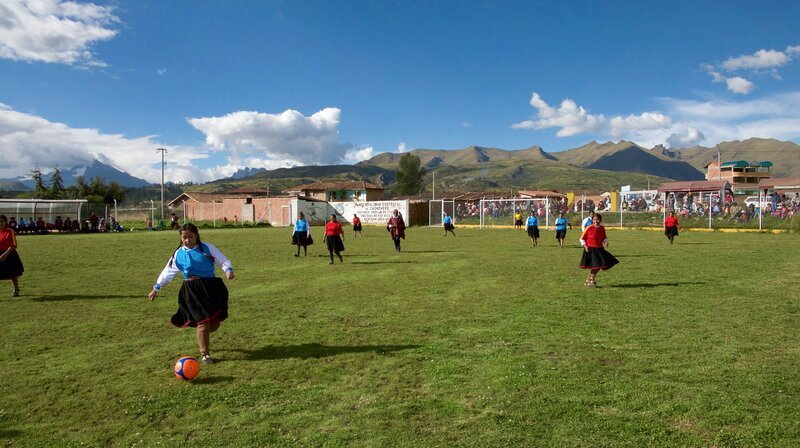Frauenfußball in 3.600 Metern Höhe: Bei den peruanischen Hochlandmeisterschaften treten die Damen in ihrer traditionellen Tracht an. – Bild: NDR/dmfilm/Manfred Uhlig Frauenfußball in 3.600 Metern Höhe: Bei den peruanischen Hochlandmeisterschaften treten die Damen in ihrer traditionellen Tracht an. – Bild: NDR/dmfilm/Manfred Uhlig