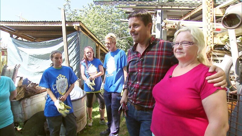 Trödelexperte Marco Heuberg mit Gisela (62) und Helfern. – Bild: RTL II