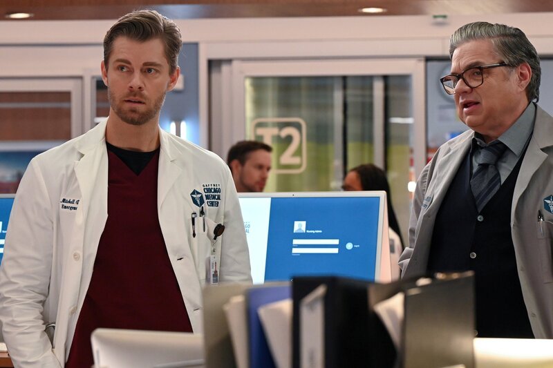 Luke Mitchell as Dr. Mitch Ripley; Oliver Platt as Dr. Daniel Charles. – Bild: George Burns Jr/​NBC /​ Universal Television LLC