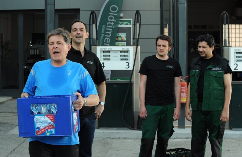 Flori und Tuncay sind sprachlos, als sie Bamberger beim Bierttragllauf-Training sehen. Von links: Roland Bamberger (Horst Kummeth), Mike Preissinger (Harry Blank), Florian Brunner (Tommy Schwimmer) und Tuncay (Levent Özdil). – Bild: BR/​Marco Orlando Pichler