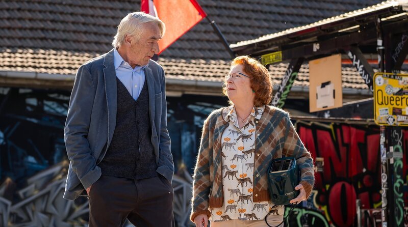 Kowalski (Axel Werner) übernimmt die Werkstatt im Jugendzentrum und repariert Frau Möller (Hansi Jochmann) ihren defekten Toaster. – Bild: ARD Degeto Film/​Gordon Mühle