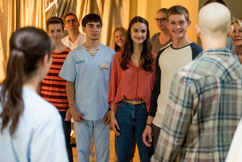V.l: Hugo (Nick Julius Schuck), Toni (Ivo Kortlang), Emma (Luise Befort) und Jonas (Damian Hardung) feuern Leo (Tim Oliver Schultz) an. – Bild: TV NOW /​ Martin Rottenkolb