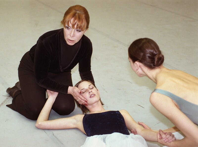 Madam Wenders (Ursula Heyer) und Tiziana (Jana Straulino). – Bild: MDR/​Laue
