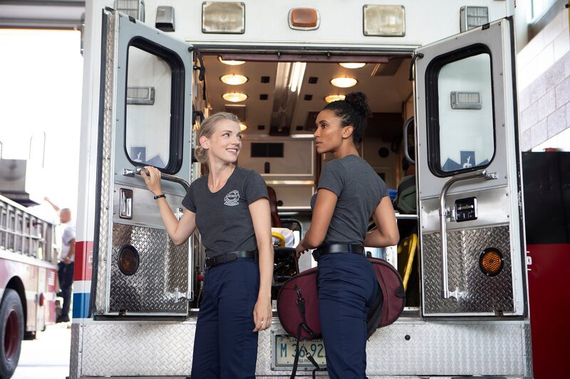 Kara Killmer als Sylvie Brett, Annie Ilonzeh als Emily Foster – Bild: NBCUniversal Media, LLC