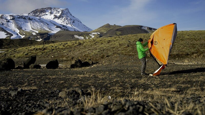 Ein Mann schlägt ein Zelt auf – Bild: Hip Trips