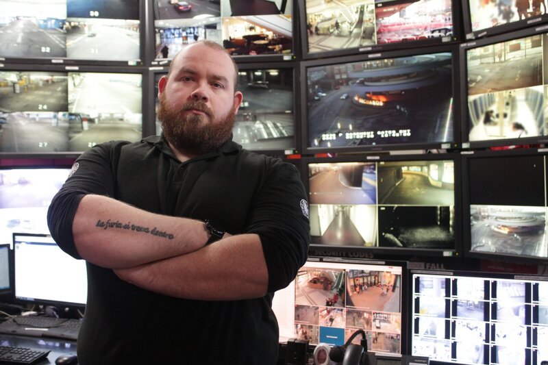 Paul looks after the CCTV in the control room of West Orchards Shopping Centre, Coventry. – Bild: Crackit Productions