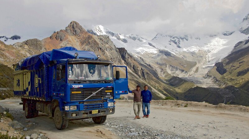 Alejandro (links) und sein Vater Antonino (rechts) steuern ihren LKW über einen 5.000 Meter hohen Gebirgspass. – Bild: NDR/​dmfilm/​Manfred Uhlig