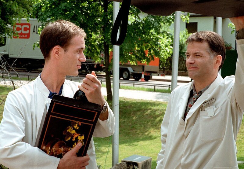 MDR Fernsehen IN ALLER FREUNDSCHAFT, FOLGE 84, „Feuer“, am Dienstag (05.06.12) um 12:30 Uhr. Roland Heilmann (Thomas Rühmann), Achim Kreutzer (Holger Daemgen). – Bild: MDR/​Laue