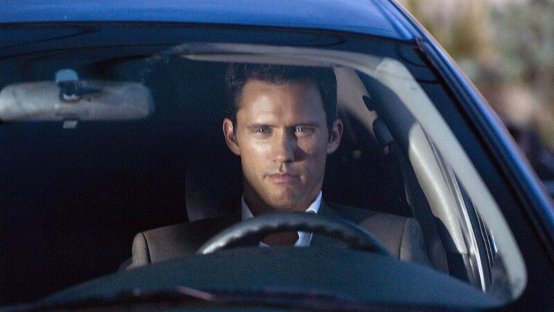 Michael Westen (Jeffrey Donovan) kommt einem Trickbetrüger auf die Spur. – Bild: RTL /​Twentieth Century Fox