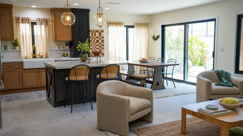 The finished open living room and kitchen design in the newly renovated home as seen on the Izzy Does It series. – Bild: Warner Bros. Discovery, Inc. or its subsidiaries and affiliates. All rights reserved.