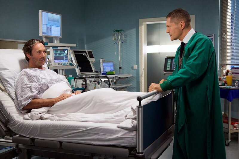 ARD/​MDR IN ALLER FREUNDSCHAFT FOLGE 673, „Fehlurteil“, am Dienstag (27.01.15) um 21:00 Uhr im ERSTEN. Dr. Rolf Kaminski (Udo Schenk, re.) zeigt sich überrascht und versöhnlich, als er vom gesundheitlich schlechten Zustand seines Bekannten Jan Orth (Helmut Zierl, li.) erfährt. Ohne Angaben von Gründen übernimmt er die Arztkosten, da der Patient sich keine Krankenkasse leisten kann. Als Jan Orth davon erfährt, wird er wütend. Er beschuldigt Kaminski mit Geld sein schlechtes Gewissen beruhigen zu wollen und gräbt weitere Anschuldigungen aus der Vergangenheit aus – auch in Bezug auf Kaminskis verstorbene Frau. Jan Orth hat sie geliebt. – Bild: MDR/​Wernicke