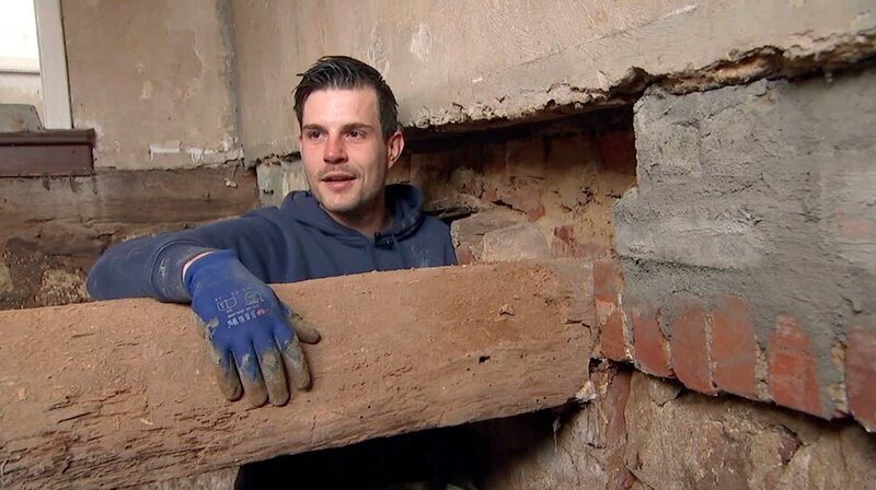 Aus dem Ruhrpott raus aufs Land: Leonard Gehre hat sich einen Bauernhof im nordhessischen Alraft gekauft und renoviert alles selber. Dafür gibt er seinen Job auf. Für Leonard wie auch für seine Familie eine kräftezehrende Zeit. – Bild: HR