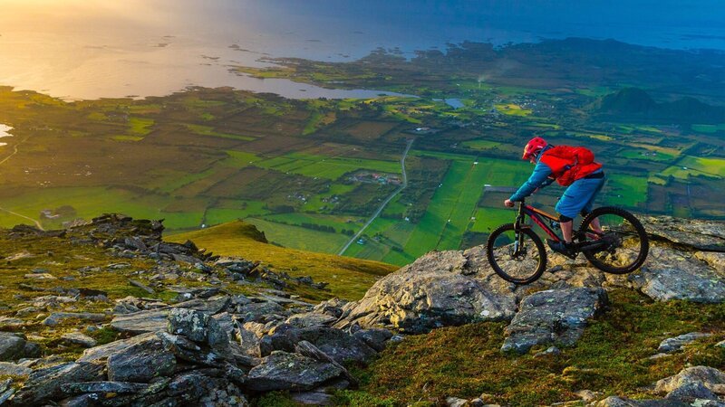 ein Radfahrer, der auf den Bergen fährt – Bild: Hip Trips