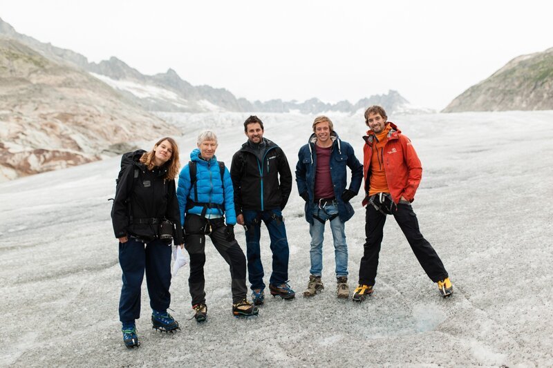 Checker Tobi mit Forschern des Paul-Scherrer-Instituts. – Bild: BR/​megaherz GmbH/​Hans-Florian Hopfner